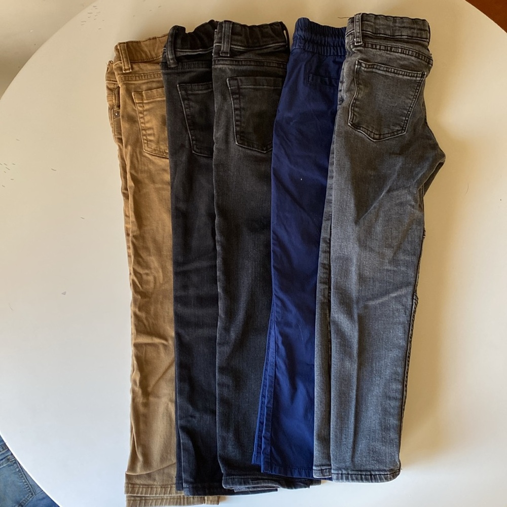 Bundle of 4 jeans and 1 pants 
Boys Pants/Jeans Size 6